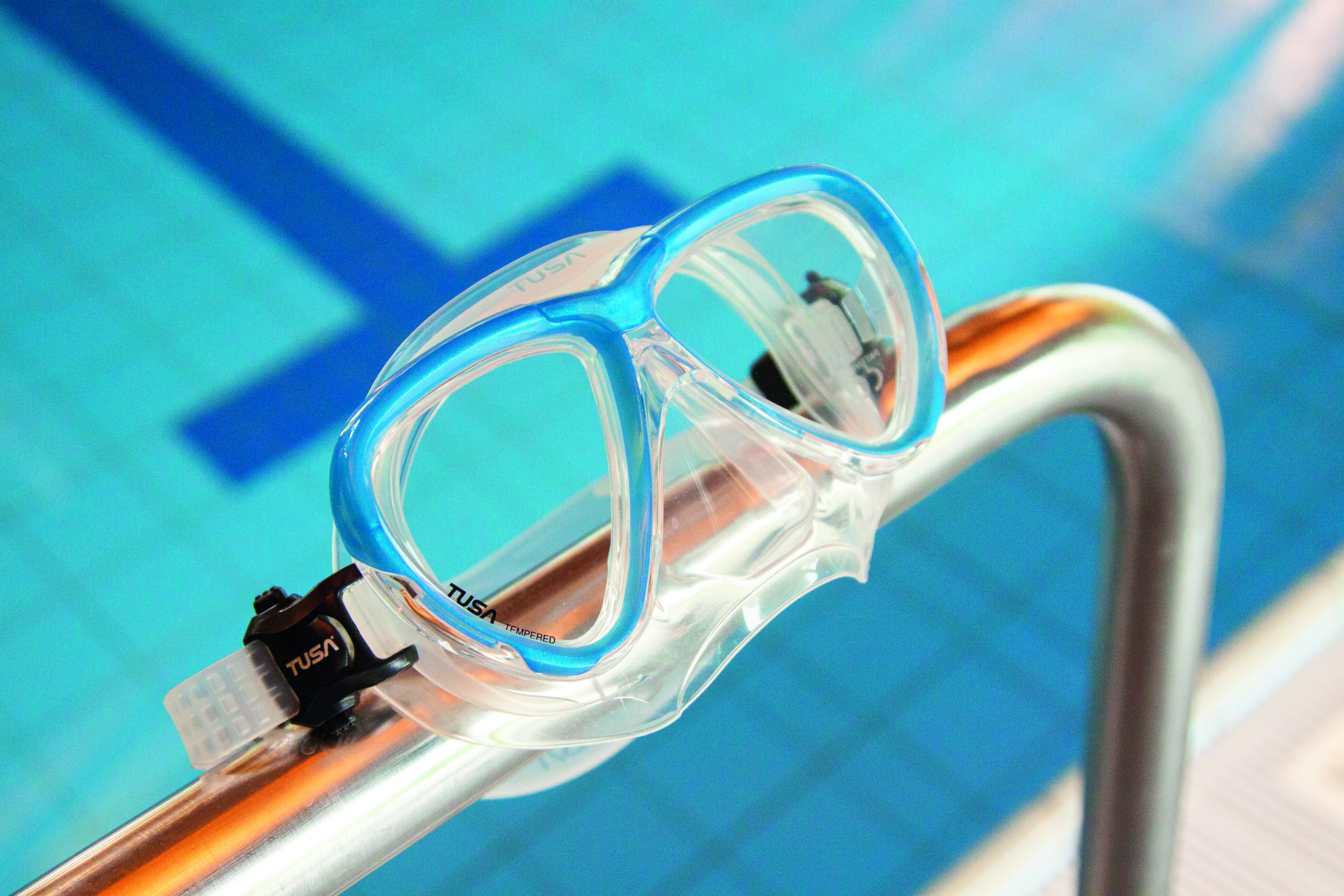 Lunettes de natation à votre vue : voir net dans l'eau Lunette de natation posée au bord du bassin, prête à l'essayage