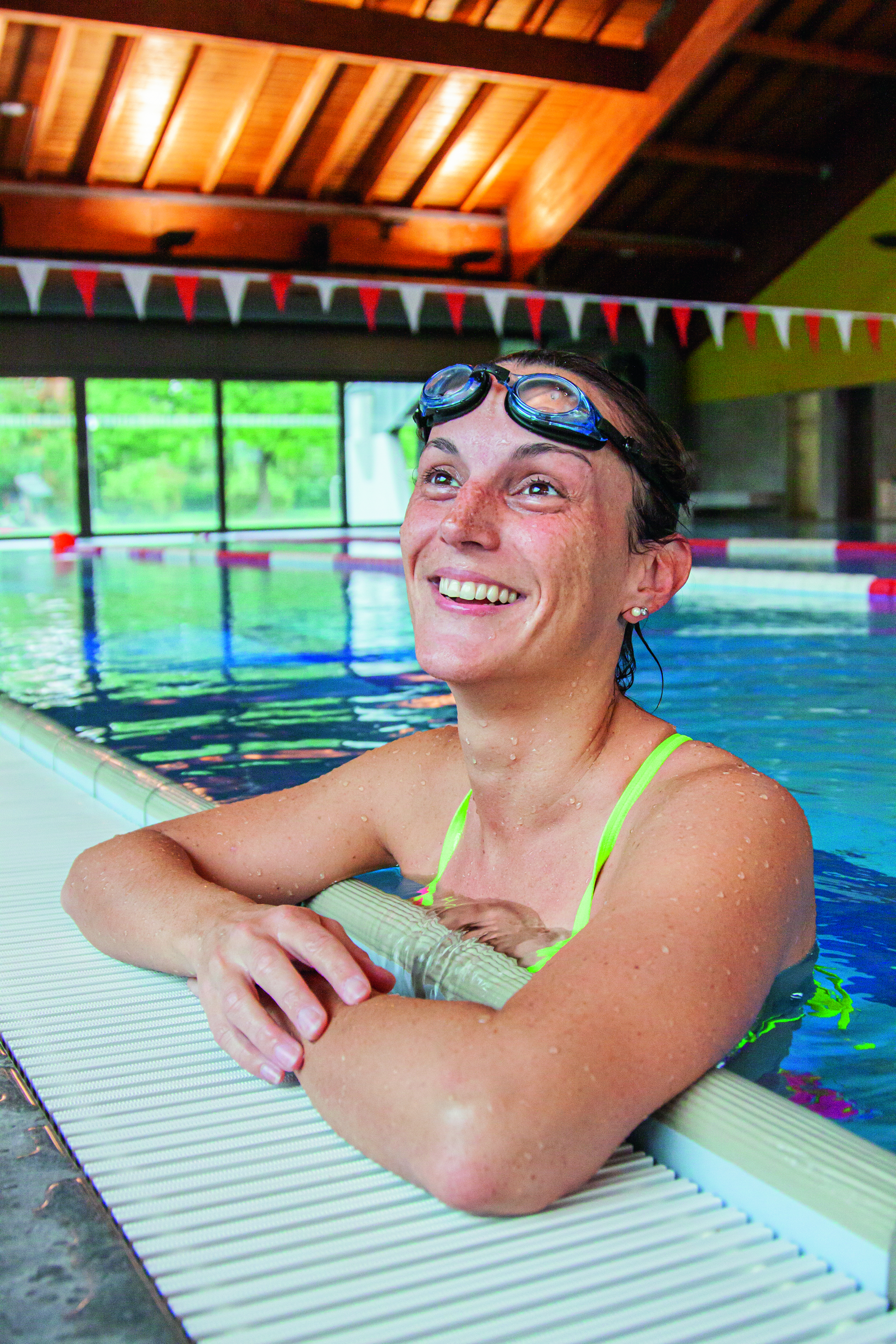 Lunettes de natation à votre vue : voir net dans l'eau Nageuse détendue au bord du bassin après sa séance
